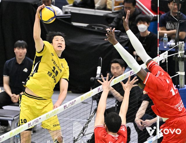 KB손해보험 나경복(왼쪽 끝)이 18일 수원체육관서 열린 한국전력과 원정경기서 스파이크를 날리고 있다. 사진제공│KOVO