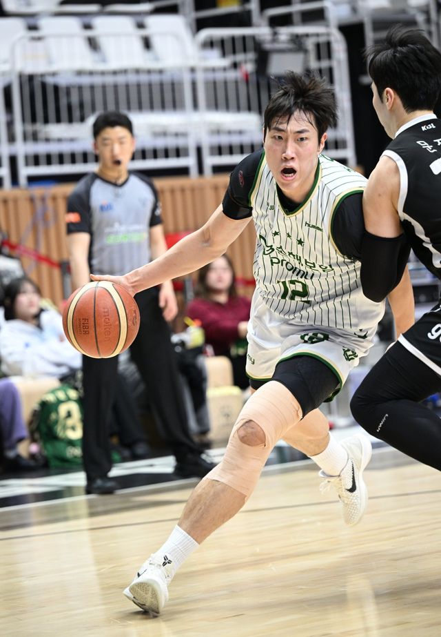 DB 정효근(왼쪽)이 18일 수원KT소닉붐아레나서 열린 KT전서 돌파를 시도하고 있다. 사진제공ㅣKBL