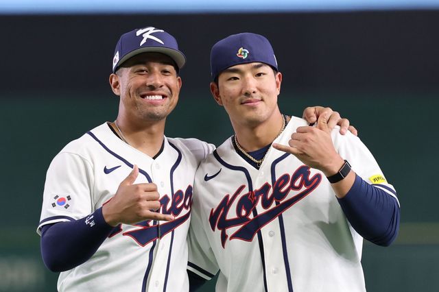 KT 안현민(오른쪽)이 WBC서 한국 야구대표팀의 4번타자로 활약하며 값진 경험을 했다. 안현민이 일본 도쿄돔서 저마이 존스와 어깨동무를 하고 있다. 도쿄｜뉴시스