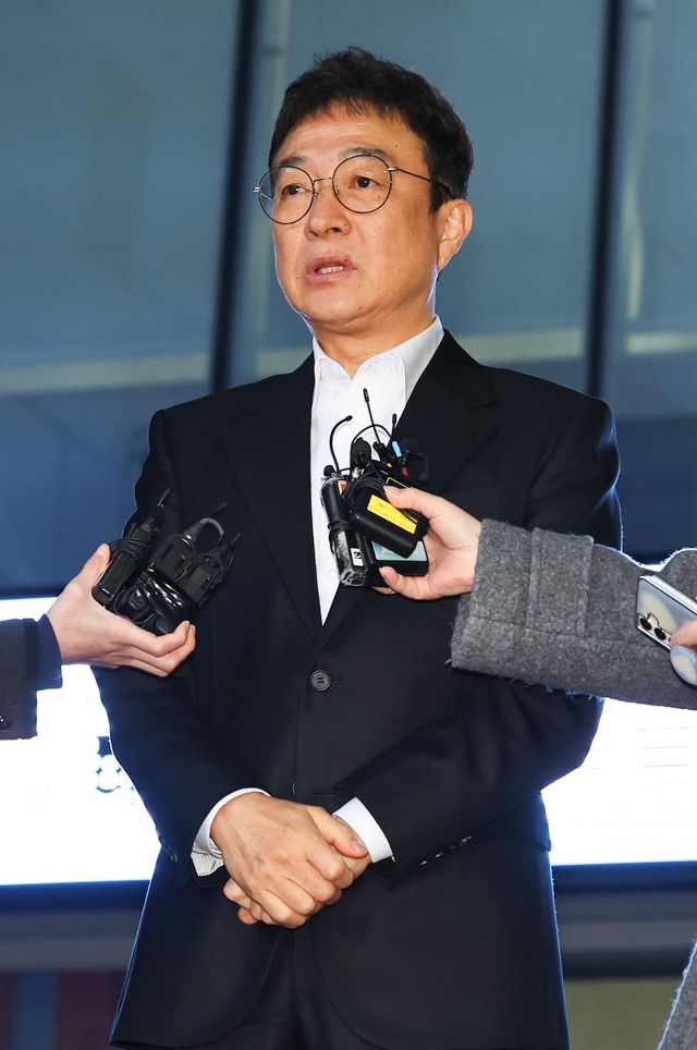 [서울=뉴시스] 최진석 기자 = 도로교통법 위반(음주운전·사고후미조치) 혐의를 받고 있는 배우 이재룡이 10일 서울 강남경찰서에서 피의자 조사를 마친 뒤 심경을 밝히고 있다. 2026.03.10. myjs@newsis.com