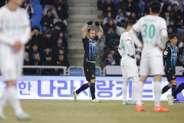 인천 무고사(가운데)가 18일 인천축구전용경기장서 열린 대전하나와 K리그1 홈경기에서 전반 35분 헤더 동점골을 성공시킨 뒤 기뻐하고 있다. 사진제공｜한국프로축구연맹