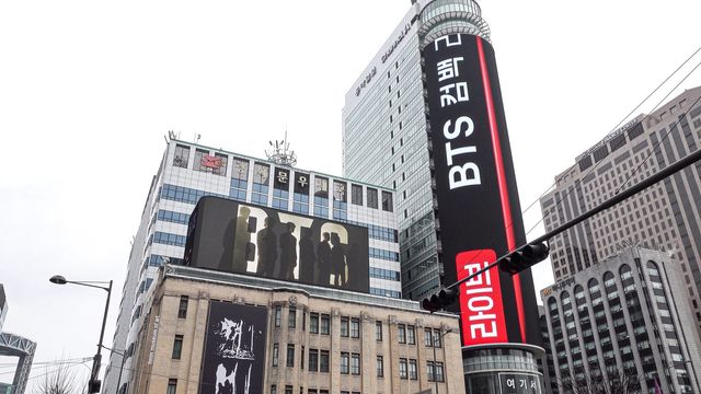 동아미디어센터에 설치된 국내 최대 규모 미디어 사니이지 ‘룩스’(LUUX)에도 방탄소년단 컴백 카운트다운에 들어갔다. 광화문|박현빈 기자 bakhb9@donga.com