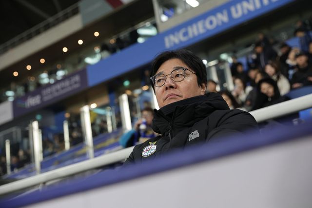황선홍 대전하나 감독이 18일 인천축구전용경기장서 열린 인천과 K리그1 4라운드 원정경기를 앞두고 그라운드를 응시하고 있다. 사진제공｜한국프로축구연맹