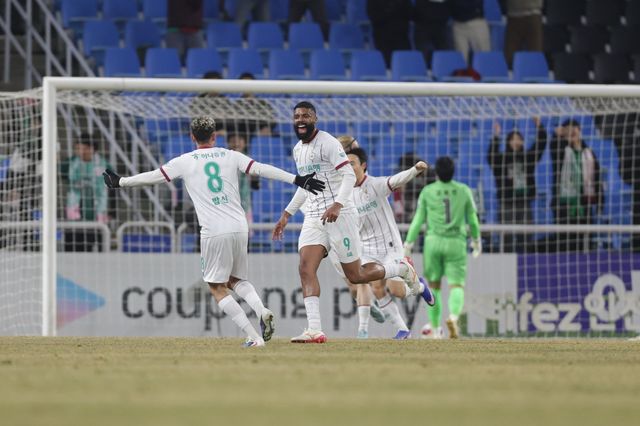 대전하나 디오고가 18일 인천축구전용경기장서 열린 인천과 K리그1 원정경기에서 후반 40분 득점한 뒤 기뻐하고 있다. 사진제공｜한국프로축구연맹