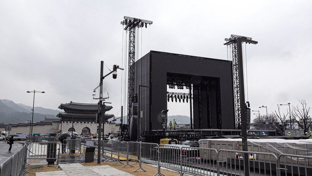 21일 오후 8시 광화문 광장에서 올 한해 글로벌 팝을 압도할 ‘거대한 문’이 열린다. 광화문을 등지고 서 단단한 골격을 드러낸 사각의 무대를 방탄소년단 측은 ‘아치 스테이지’(아래)라고 표현했다. 광화문|박현빈 기자 bakhb9@donga.com