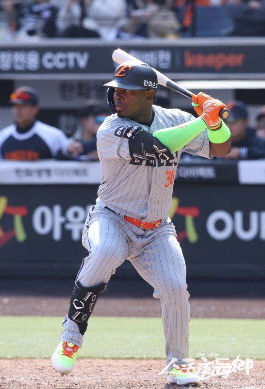 2년 만에&nbsp;한화로 돌아온&nbsp;요나단 페라자는 몰라보게 진지해진 모습으로 호평을 받고 있다. 팀의 우승을 위해 택한 변화다. 사진제공｜한화 이글스