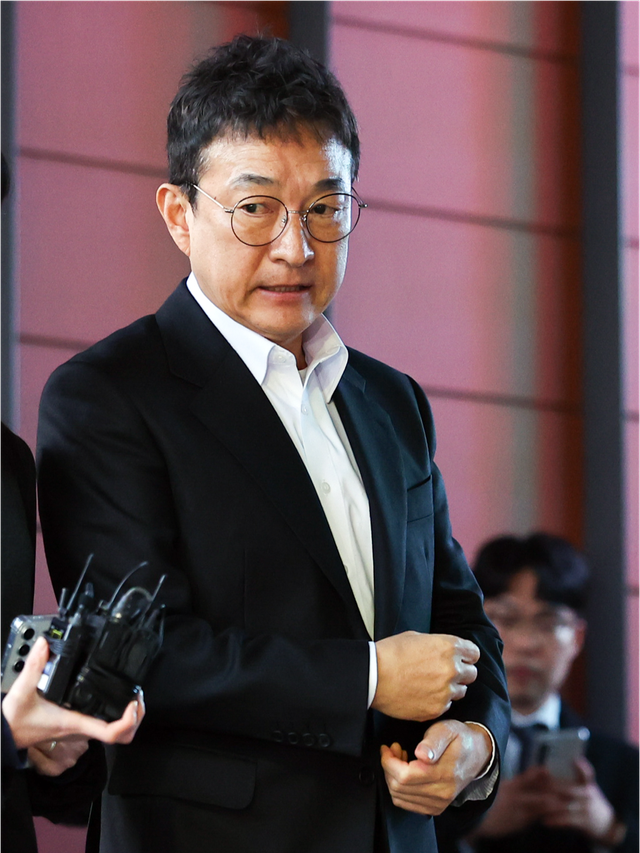 [서울=뉴시스] 최진석 기자 = 도로교통법 위반(음주운전·사고후미조치) 혐의를 받고 있는 배우 이재룡이 10일 서울 강남경찰서에서 피의자 조사를 마친 뒤 이동하고 있다. 2026.03.10. myjs@newsis.com