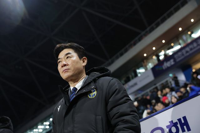 윤정환 인천 감독이 18일 인천축구전용경기장서 열린 대전하나와 K리그1 홈경기를 앞두고 선수들을 바라보고 있다. 사진제공｜한국프로축구연맹