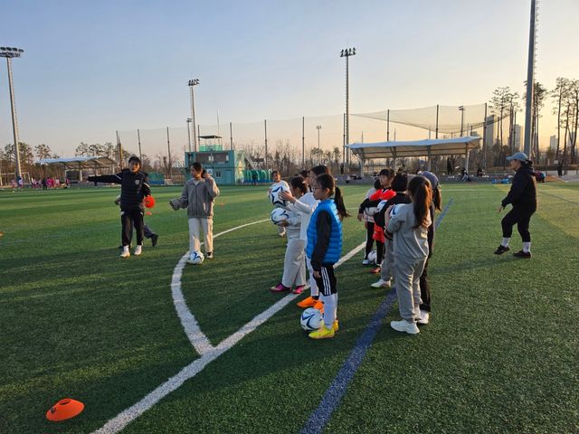 2026 세종스포츠토토 여자축구교실의 백은미 메인코치의 지도 아래 열심히 수업에 참여 중인 유소녀 참가자들.