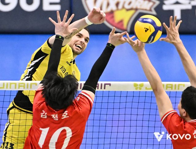 KB손해보험 비예나(뒤)가 18일 수원체육관서 열린 한국전력과 원정경기서 스파이크를 날리고 있다. 사진제공│KOVO