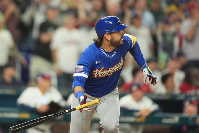 베네수엘라 에우헤니오 수아레스가 18일(한국시간) 론디포 파크서 열린 미국과 WBC 결승 9회초 무사 2루서 결승 1타점 2루타를 치고 있다. 마이애미｜AP뉴시스