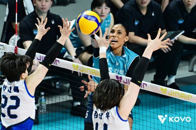 GS칼텍스 실바(뒤)가 18일 장충체육관서 열린 현대건설과 홈경기서 스파이크를 날리고 있다. 사진제공│KOVO