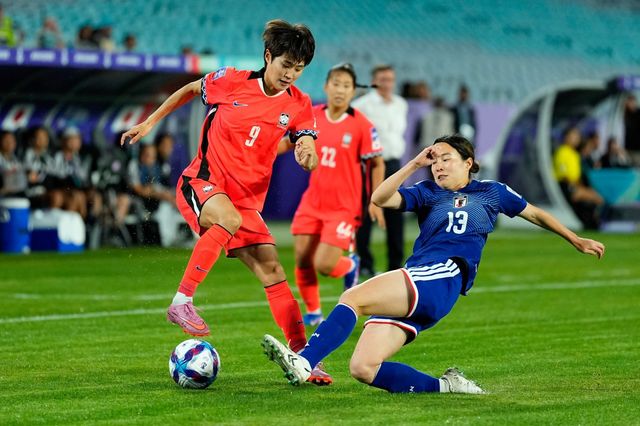 여자축구대표팀 공격수 문은주(왼쪽)가 18일 스타디움 오스트레일리아서 열린 일본과 아시안컵 준결승 도중 기타가와 히타루의 태클을 피해 드리블하고 있다. 사진제공｜대한축구협회