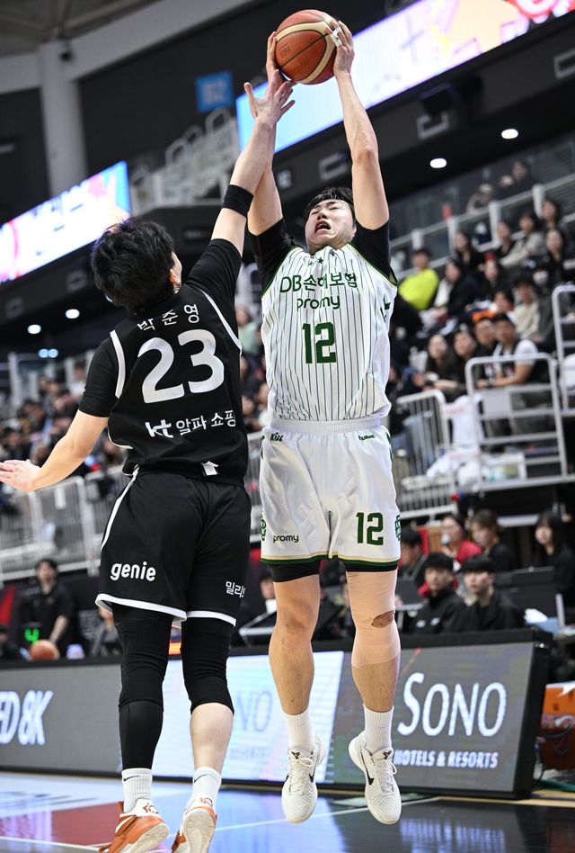 DB 정효근(오른쪽)이 18일 수원KT소닉붐아레나서 열린 KT전서 박준영과 경쟁 끝에 리바운드를 따내고 있다. 사진제공ㅣKBL