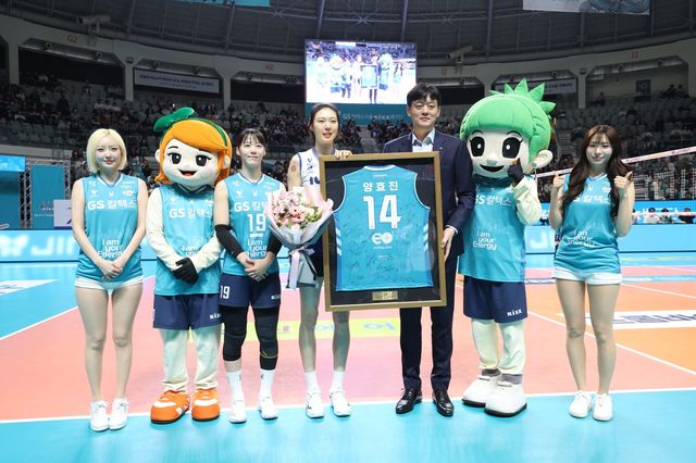 GS칼텍스 이영택 감독(오른쪽 3번째)과 주장 유서연(왼쪽 3번째)이 18일 장충체육관서 열린 현대건설과 홈경기를 앞두고 열린&nbsp;레전드 양효진(왼쪽 4번째)의 은퇴투어 행사서 14번 유니폼을 담은 기념액자와 꽃다발을 전달했다. 사진제공│GS칼텍스 배구단