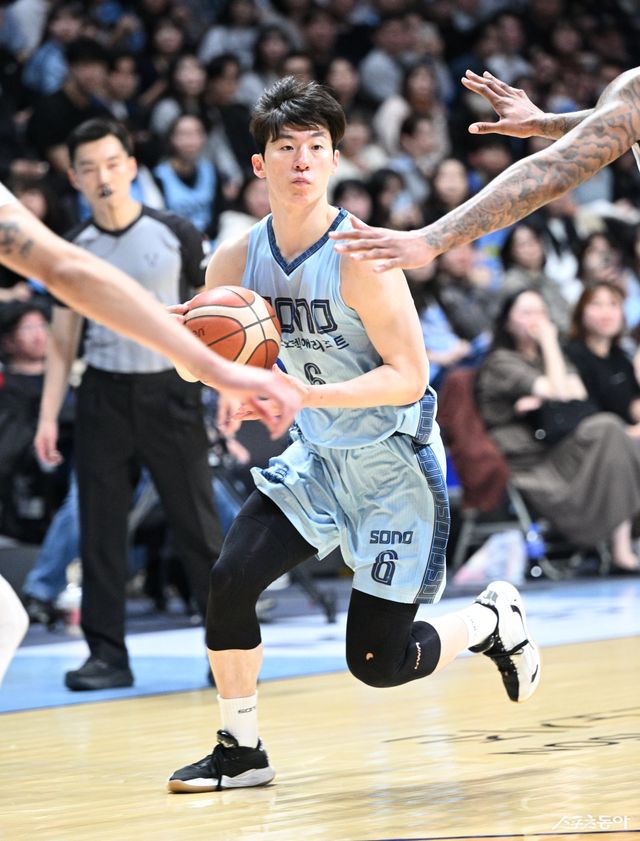 소노 이정현이 19일 고양소노아레나서 열린 KCC전서 돌파를 시도하고 있다. 사진제공ㅣKBL