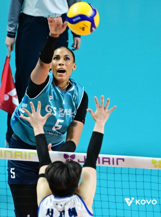 GS칼텍스 실바(뒤)는 18일 장충체육관서 열린 현대건설과 홈경기서&nbsp;팀의 봄배구 진출 확정과 V리그 여자부 단일시즌 개인 최다득점 기록을 모두 잡았다. 사진제공│KOVO