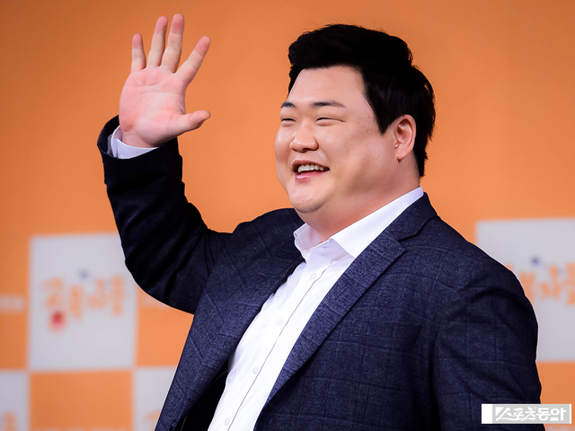 개그맨 김준현이 6일 서울 마포구 상암동 MBC에서 진행된 새 예능프로그램 ‘공복자들’ 제작발표회에서 포즈를 취하고 있다. 김진환 기자 kwangshin00@donga.com