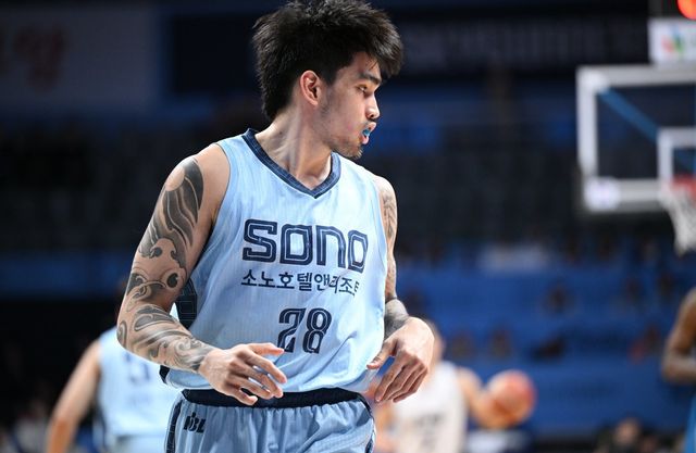 소노 케빈 켐바오가 19일 고양소노아레나서 열린 KCC전서 득점 후 코트를 응시하고 있다.&nbsp;사진제공ㅣKBL