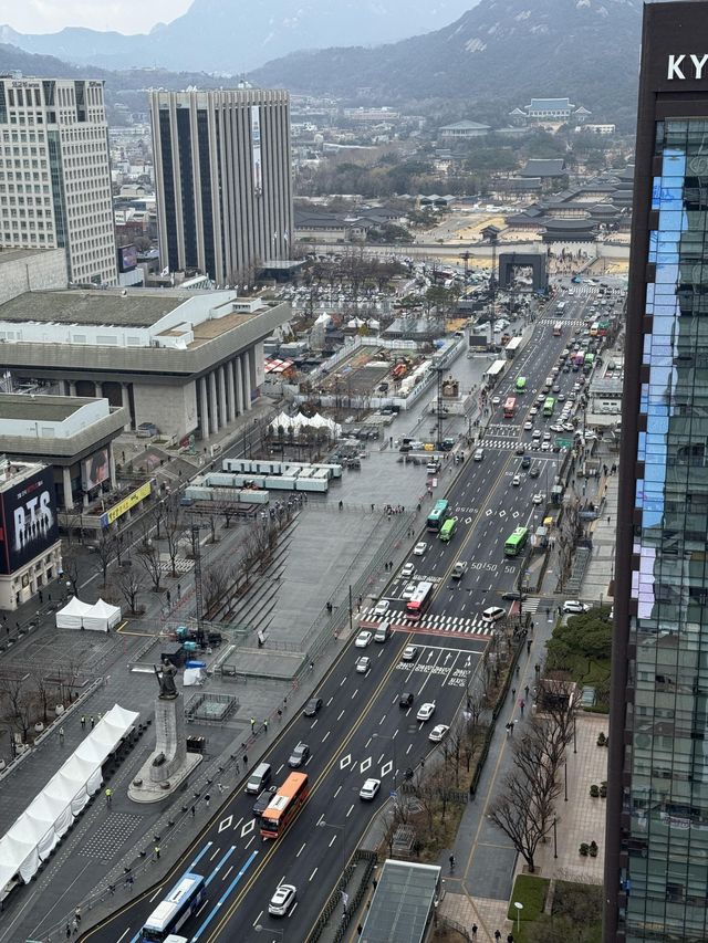 서울 세종대로 사거리의 상징 ‘동아미디어센터’에서 바라본 광화문 광장. 21일 오후 8시 방탄소년단의 역사적 컴백 공연이 펼쳐진다. 광화문|박현빈 기자 bakhb9@donga.com