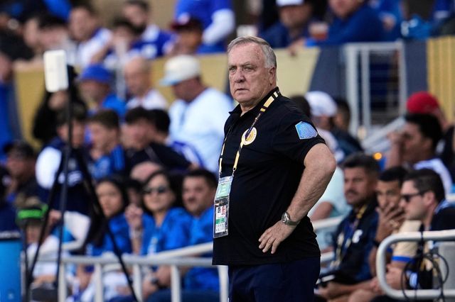 딕 아드보카트 감독이 페예노르트 자문 역할을 맡는다. 지난해 6월 퀴라소 대표팀을 이끌며 엘살바도르전을 치르는 아드보카트 감독. 산호세｜AP뉴시스