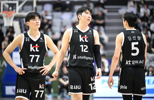 KT 강성욱, 문정현, 김선형(왼쪽부터)이 18일 수원KT소닉붐아레나서 열린 DB전서 경기가 풀리지 않자 아쉬워하고 있다. 사진제공｜KBL