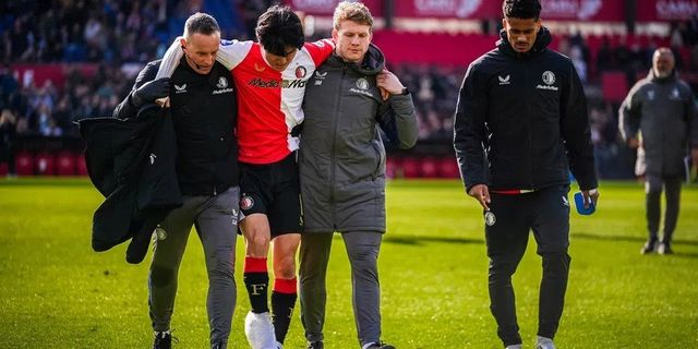 페예노르트 황인범이 15일(한국시간) 엑셀시오르와 2025~2026시즌 네덜란드 에레디비시 홈경기 도중 부상을 입은 뒤 의무 스태프의 부축을 받으며 그라운드를 빠져나가고 있다. 사진출처｜부트발 프리미어 홈페이지