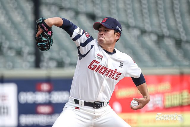 롯데 김진욱이 19일 사직구장서 열린 두산과 시범경기서 역투하고 있다. 롯데는 김진욱의 활약에 힘입어 시범경기 무패 행진을 이어갔다. 사진제공｜롯데 자이언츠