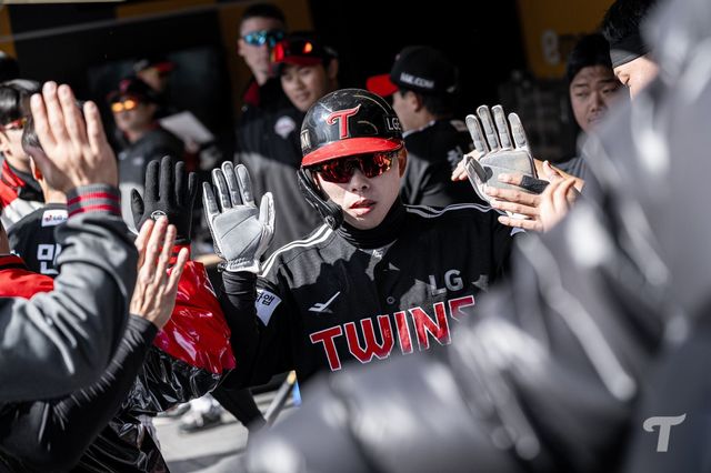 LG 문성주는 17일 수원 KT전 공수 교대 과정서 수비 자리를 제 시간 안에 지키지 못해 논란의 중심에 섰다. 시범경기 부진까지 겹쳐치면서 부담이 커졌지만, 19일 인천 SSG전서 맹타를 날리며 그 동안의 짐을 덜었다. 19일 SSG전서 득점 후 동료들의 축하를 받고 있는 문성주. 사진제공｜LG 트윈스