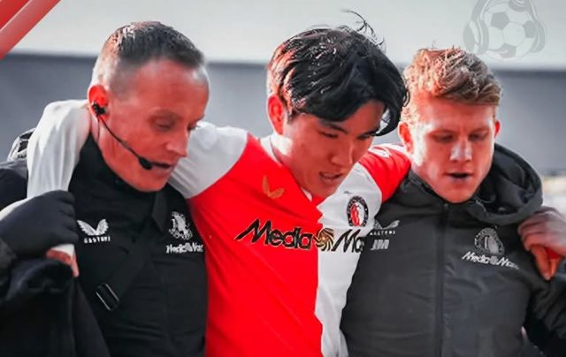 페예노르트 황인범이 15일(한국시간) 엑셀시오르와 2025~2026시즌 네덜란드 에레디비시 홈경기 도중 부상을 입은 뒤 의무 스태프의 부축을 받으며 그라운드를 빠져나가고 있다. 사진출처｜부트발 인터내셔널 홈페이지