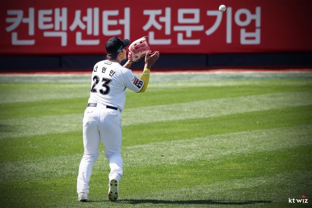 KT 안현민이 19일 수원KT위즈파크서 열린 키움과 시범경기서 홈런과 보살을 기록하는 등 공수 맹활약으로 기대를 키웠다. 사진제공｜KT 위즈