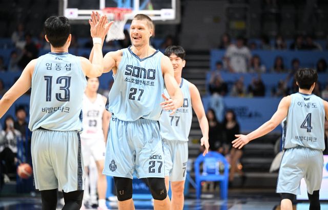 소노 이기디우스 모츠카비추스(왼쪽에서 2번째)가 19일 고양소노아레나서 열린 KCC전서 득점한 뒤 환호하고 있다. 사진제공ㅣKBL
