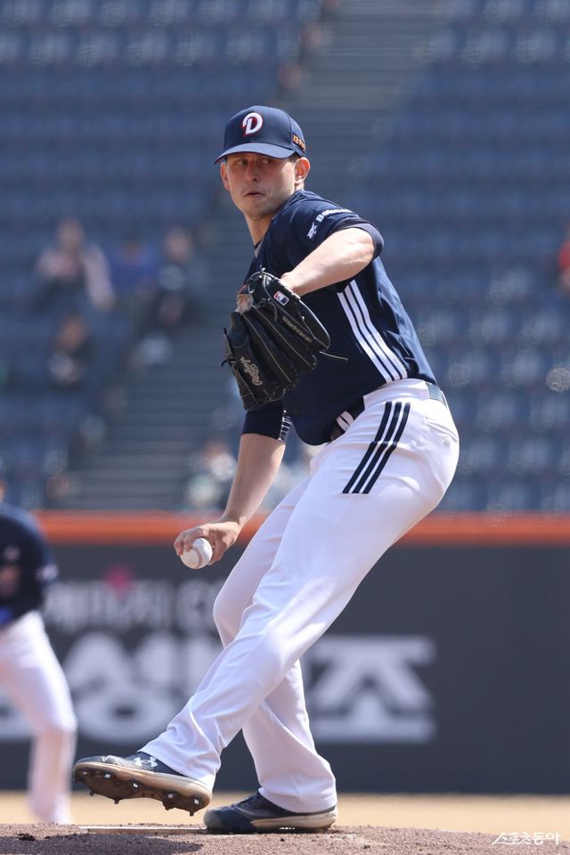 두산 크리스 플렉센이 17일 대전한화생명볼파크서 열린 한화와 시범경기서 역투하고 있다. 사진제공｜두산 베어스