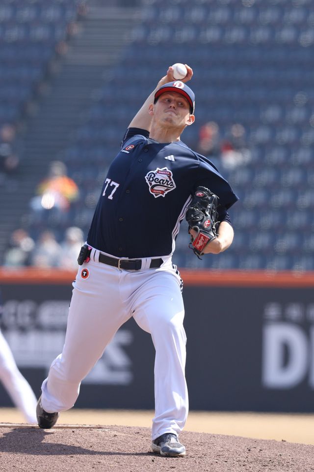 두산 크리스 플렉센이 17일 대전 한화와 시범경기서 역투하고 있다. 사진제공｜두산 베어스