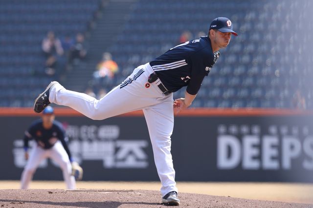 두산 크리스 플렉센이 17일 대전 한화와&nbsp;시범경기서 역투하고 있다. 사진제공｜두산 베어스