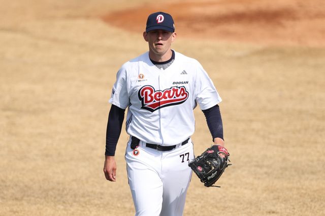 두산 크리스 플렉센이 12일 이천 키움과 시범경기서 투구를 마친 뒤 덕아웃으로 향하고 있다. 사진제공｜두산 베어스