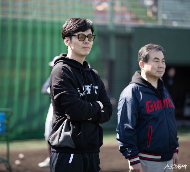 신유열 롯데지주 미래성장실장(왼쪽)이 1일 일본 미야자키 미야코노조구장서 열린 롯데와 지바롯데의 경기를 앞두고 양 팀 선수단의 훈련을 지켜보고 있다. 사진제공｜롯데 자이언츠