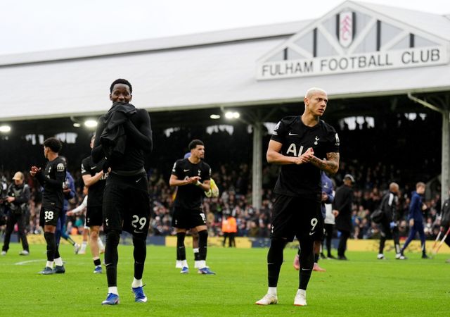 토트넘 선수들이 2일(한국시간) 영국 런던의 크레이븐 코티지 스타디움서 벌어진 풀럼과 EPL 원정경기서 1-2로 패한 뒤 침울해하고 있다. 런던│AP뉴시스