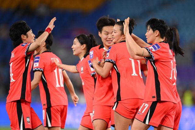 여자축구대표팀 선수들이 2일(한국시간) 골드코스트 스타디움서 열린 이란과 2026 여자 아시안컵 조별리그 A조 1차전 도중 선제골을 넣은 뒤 한데 모여 기뻐하고 있다. 사진제공｜대한축구협회