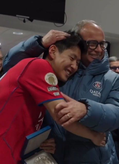 PSG 이강인(왼쪽)이 지난해 11월 팀에서 100번째 경기인 올랭피크 리옹과 원정경기를 치른 뒤 라커룸에서 루이크 캄포스 디렉터의 축하를 받고 있다. 사진출처｜이강인 인스타그램