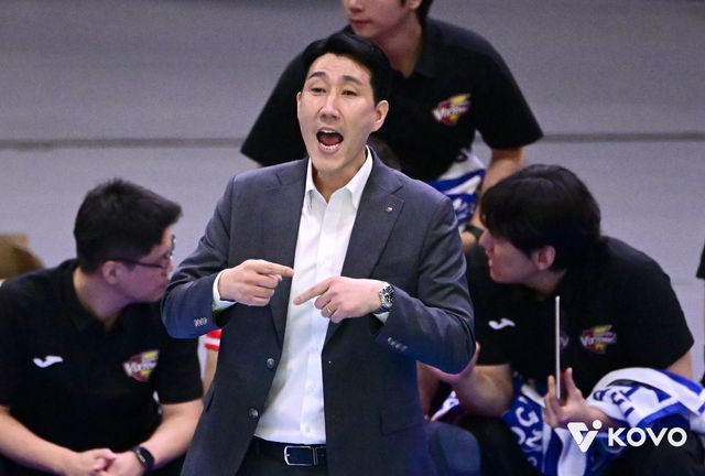 권영민 한국전력 감독(사진)은 2일 수원체육관서 열린 대한항공과 V리그 홈경기서 세트 스코어 1-3으로 패한 뒤 주전 미들블로커 무사웰이 라마단 기간이라 식사를 하지 않고 있어 걱정이라고 토로했다. 사진제공│KOVO