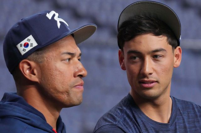 WBC 대표팀의 한국계 빅리거 저마이 존스(왼쪽), 셰이 위트컴이 1일 교세라돔 오사카서 진행된 훈련 도중 대화를 나누고 있다. 오사카｜AP뉴시스