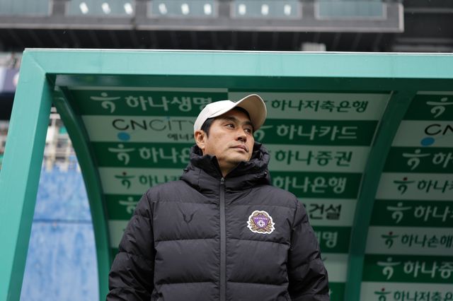 유병훈 안양 감독이 2일 대전월드컵경기장서 열린 대전하나와 K리그1 개막전 원정경기 도중 선수들을 지켜보고 있다. 사진제공｜한국프로축구연맹