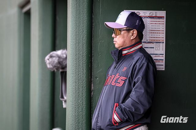 김태형 롯데 감독이 1일 일본 미야자키 미야코노조구장서 열린 지바롯데전 도중 경기를 지켜보고 있다. 사진제공｜롯데 자이언츠