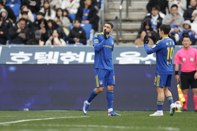 울산 야고(가운데)가 지난달 28일 강원과 홈경기 도중 선제골을 터트린 뒤 손가락을 입에 갖다대는 세리머니를 하고 있다. 사진제공｜한국프로축구연맹