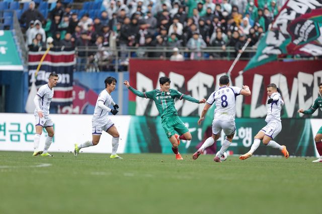 대전하나 김봉수(녹색 유니폼)가 2일 대전월드컵경기장서 열린 안양과 K리그1 홈 개막전에서 상대 선수들과 볼 경합을 하고 있다. 사진제공｜한국프로축구연맹