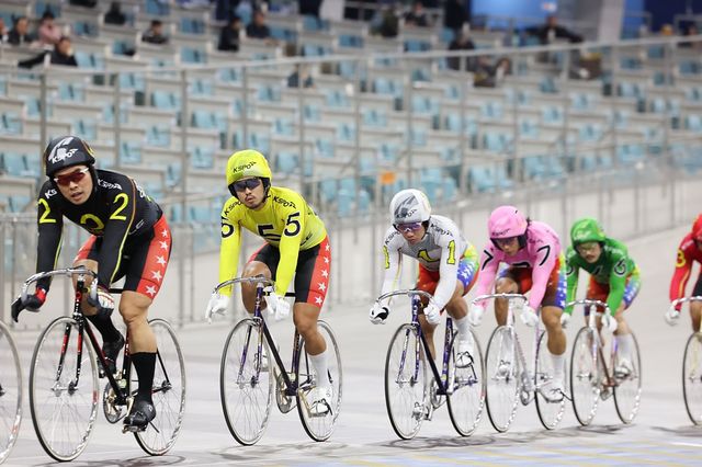 광명스피돔에서 열린 특선급 경주에 출전한 김우겸(왼쪽에서 두번째,&nbsp;5번). 최근 가파른 상승곡선을 그리며 김포팀의 ‘차세대 엔진’으로 평가받고 있다. 사진제공 | 국민체육진흥공단