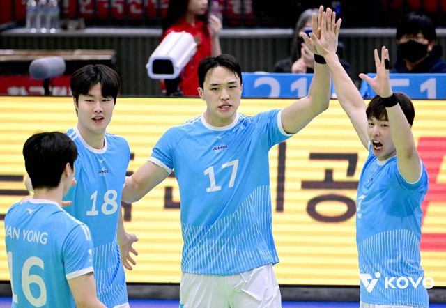 대한항공 임동혁(오른쪽 두번째)이 2일 수원체육관서 열린 한국전력과 V리그 원정경기서 득점한 뒤 동료들과 기뻐하고 있다. 사진제공│KOVO