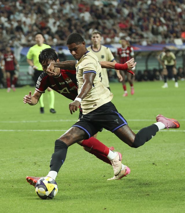 마커스 래시포드는 맨유 복귀가 아닌 바르셀로나 잔류를 원한다. 구단은 2600만 파운드의 바이아웃을 활성화할 것으로 보이고, 선수도 연봉 삭감을 받아들였다. 지난해 8월 방한 투어 친선경기에서 활약하는 모습. 뉴시스