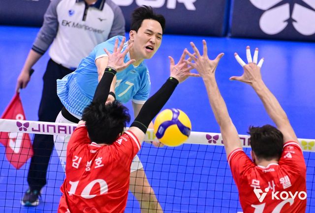 대한항공 임동혁(뒤)이 2일 수원체육관서 열린 한국전력과 V리그 원정경기서 상대 블로커를 뚫고 스파이크를 날리고 있다. 사진제공│KOVO
